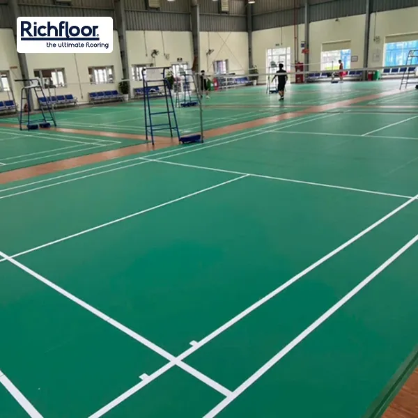 Thảm sàn thể thao dạng cuộn dễ vệ sinh, phù hợp cho phòng gym, sân cầu lông và nhà thi đấu