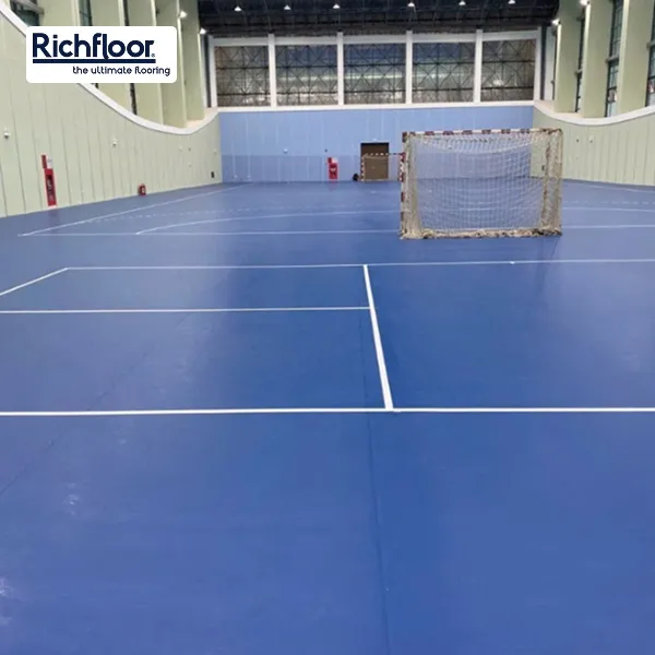 Thảm sàn thể thao dạng cuộn là lựa chọn phổ biến nhờ độ bền, tính linh hoạt và thi công nhanh chóng