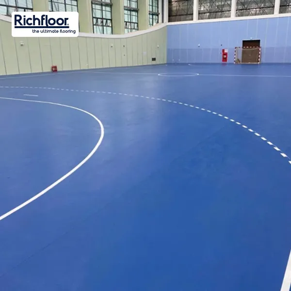 Thảm sàn thể thao dạng cuộn được làm từ chất liệu PVC hoặc Vinyl nhiều lớp, có độ bền cao và đàn hồi tốt.