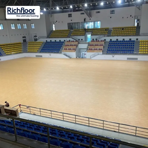 Bề mặt thảm sàn thể thao dạng cuộn chống trơn trượt, giúp đảm bảo an toàn khi vận động