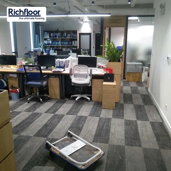 Sản phẩm thảm tấm ghép dễ vệ sinh, giúp tiết kiệm thời gian và chi phí bảo trì.