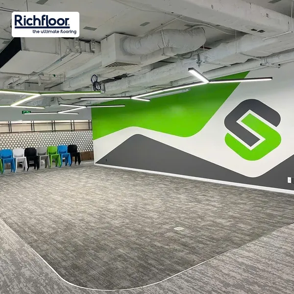 Không gian sử dụng thảm tấm ghép mang lại cảm giác thoải mái, hạn chế tiếng ồn khi di chuyển.