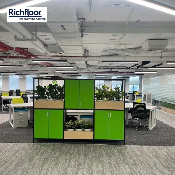 Thảm tấm ghép thiết kế dạng module linh hoạt, dễ dàng tháo lắp và tùy chỉnh theo diện tích sử dụng.