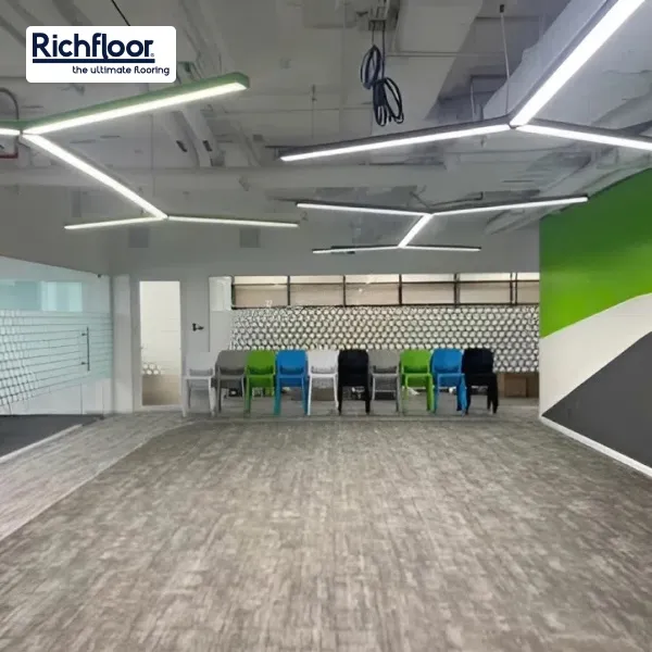 Bề mặt thảm tấm văn phòng sọc xám ít bám bụi, hỗ trợ vệ sinh nhanh chóng và tiện lợi.