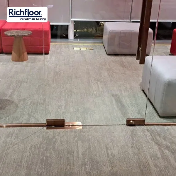 Thảm tấm nâu vàng có khả năng giữ màu tốt, hạn chế phai màu trong quá trình sử dụng.