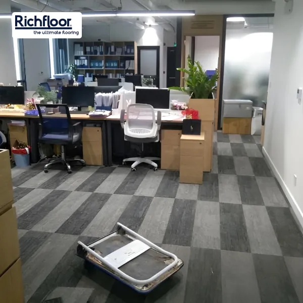 Thảm tấm văn phòng sọc xám mang phong cách hiện đại, phù hợp không gian làm việc chuyên nghiệp.