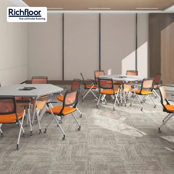 Thảm tấm nâu vàng mang tông màu ấm áp, dễ phối với nhiều phong cách nội thất khác nhau.