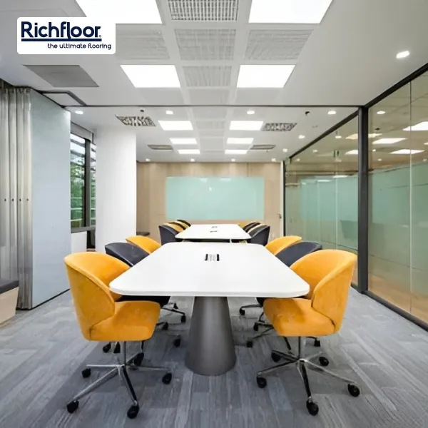 Thảm tấm văn phòng sọc xám giúp che vết bẩn nhẹ, giữ không gian luôn gọn gàng.