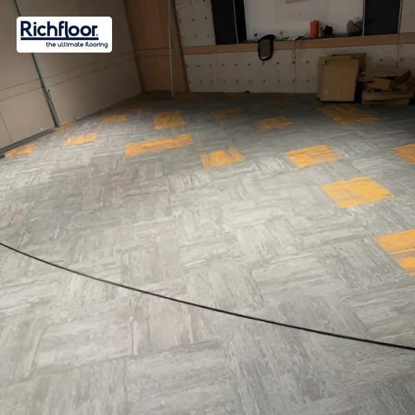 Cấu trúc thảm tấm văn phòng sọc xám chắc chắn, dễ tháo lắp và thay thế từng tấm khi cần.