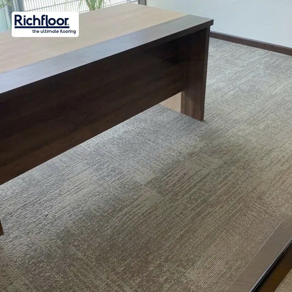 Sản phẩm thảm tấm nâu vàng phù hợp cho văn phòng, showroom và không gian sinh hoạt - Richfloor