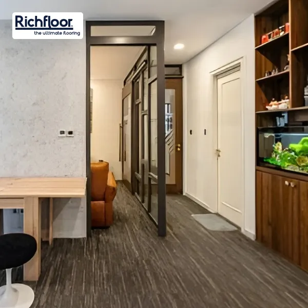 Thảm tấm văn phòng sọc xám có độ bền cao, phù hợp khu vực có mật độ di chuyển lớn.