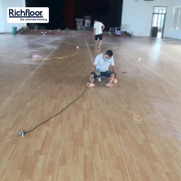 Bề mặt vân gỗ hiện đại giúp không gian sân thi đấu trở nên chuyên nghiệp và nổi bật hơn