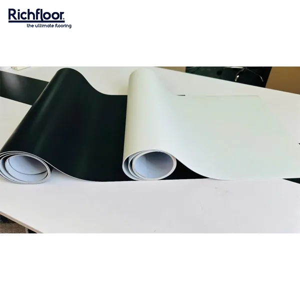 Lớp bảo vệ trong suốt (wear layer) trên cùng giúp sàn miễn nhiễm với các vết cào xước từ giày gót nhọn