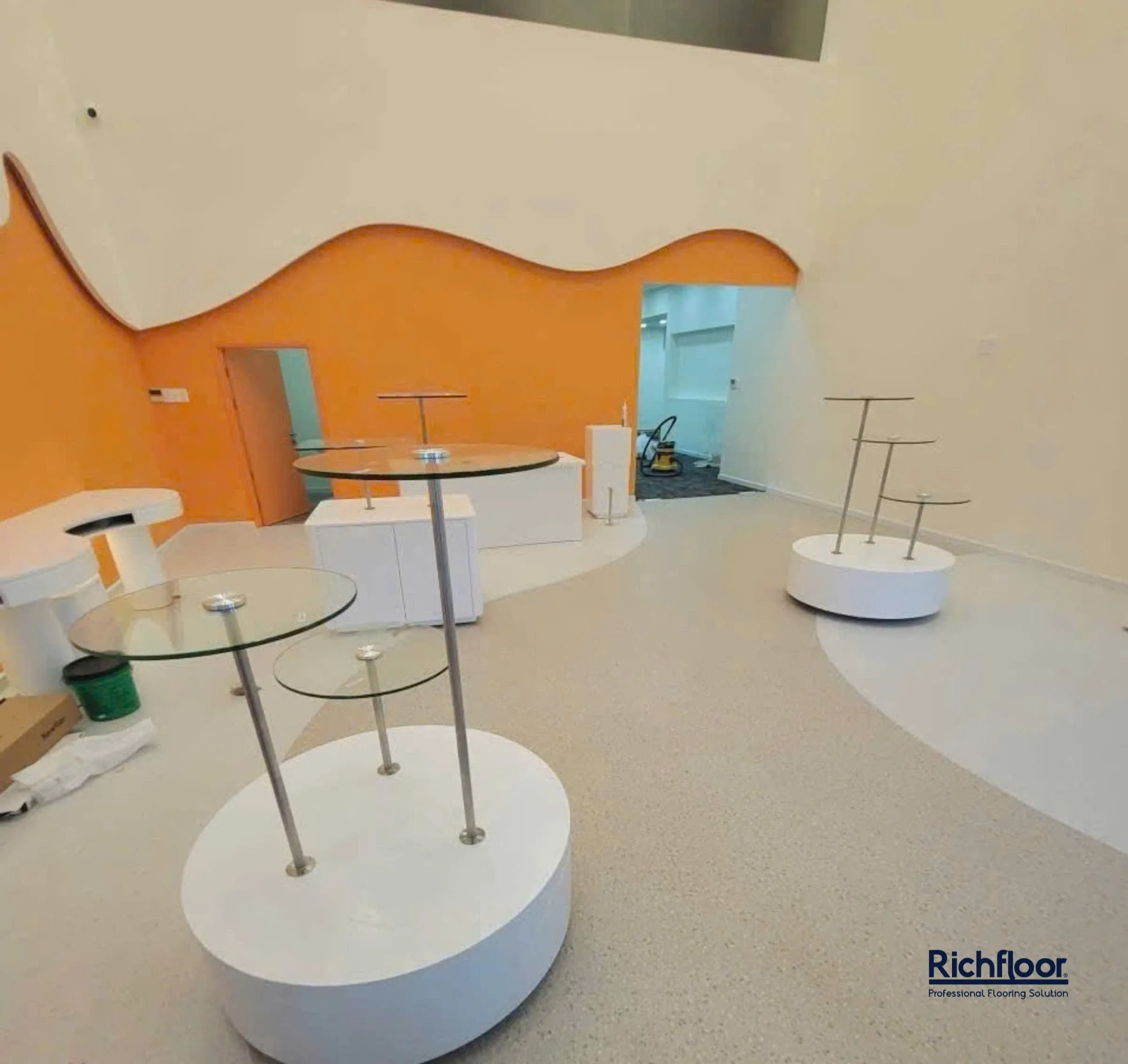 Sàn Vinyl Tấm Terrazzo Tông Kem Chấm Bi Cho Trường Học Và Phòng Vui Chơi Của Trẻ