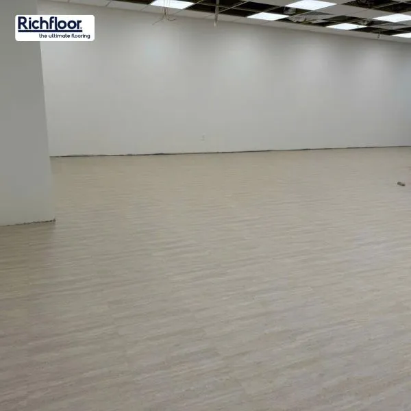 Sàn nhựa màu kem cho khu vực sảnh lễ tân và hành lang với bề mặt bền đẹp, chống trầy xước và dễ vệ sinh