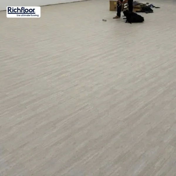 Sàn nhựa màu kem giả gỗ mang vẻ đẹp ấm cúng, tinh tế cho phòng họp và phòng lãnh đạo