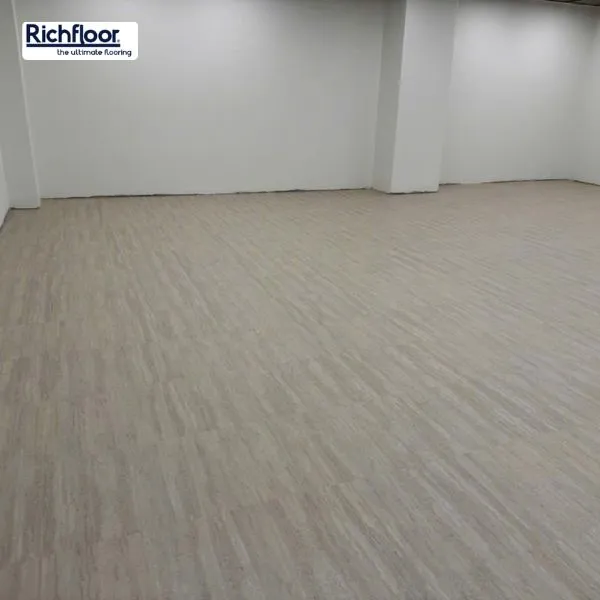 Sàn nhựa màu kem chất lượng cao với đa dạng độ dày, bề mặt vân sàn và quy cách phù hợp cho văn phòng