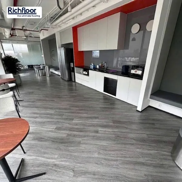Sàn nhựa giả gỗ màu xám mang vẻ đẹp hiện đại, sang trọng và dễ phối hợp với nhiều phong cách nội thất