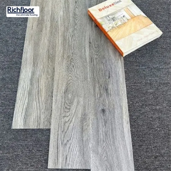Sàn nhựa giả gỗ màu xám có nhiều quy cách và lớp bảo vệ, đáp ứng nhu cầu sử dụng tại các khu vực có mật độ đi lại cao