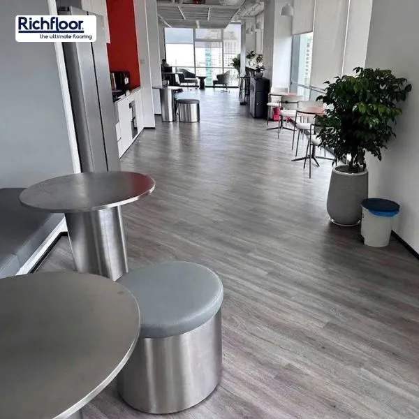 Sàn nhựa giả gỗ màu xám được lựa chọn linh hoạt theo từng không gian, từ văn phòng đến spa và showroom