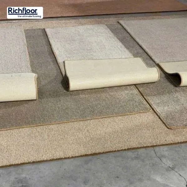 Thảm cuộn màu kem được vệ sinh và bảo quản đúng cách giúp duy trì độ sạch đẹp và bề mặt sợi mềm mịn