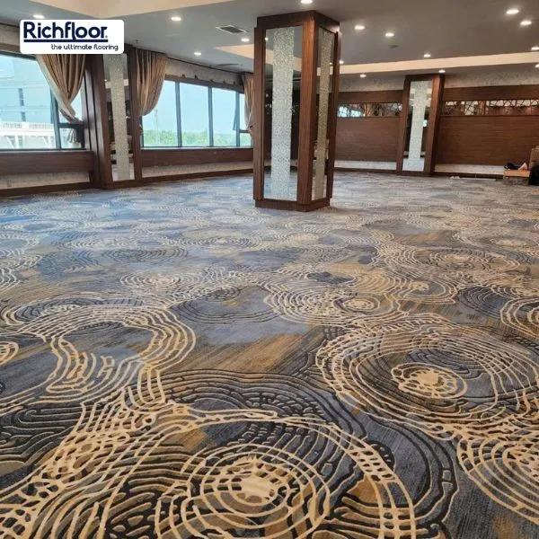 Thảm hoa văn xanh dương bông lớn với họa tiết nổi bật, chất liệu bền bỉ và cấu trúc dệt phù hợp không gian có mật độ di chuyển cao