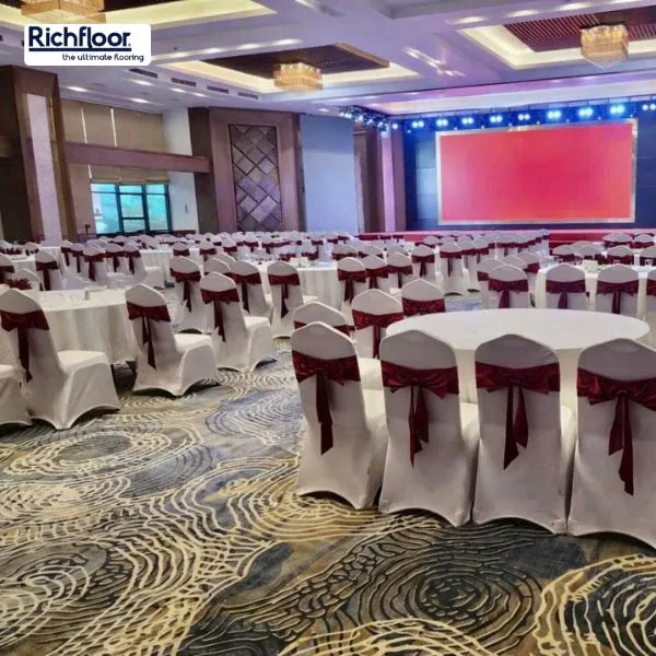 Thảm hoa văn xanh dương bông lớn được vệ sinh và bảo dưỡng đúng cách giúp duy trì màu sắc tươi sáng, bề mặt sạch đẹp
