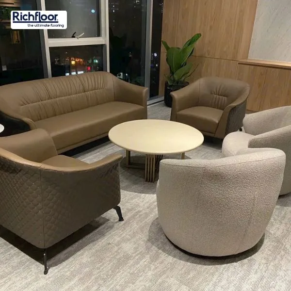 Thảm văn phòng màu trắng xám sáng kết hợp nội thất gỗ, kính và kim loại tạo nên không gian làm việc hiện đại, chuyên nghiệp