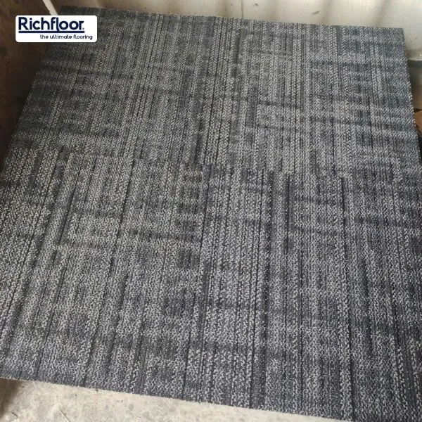Thảm văn phòng sọc xám chống xẹp với cấu trúc sợi, lớp đế và thông số kỹ thuật phù hợp cho văn phòng cao cấp