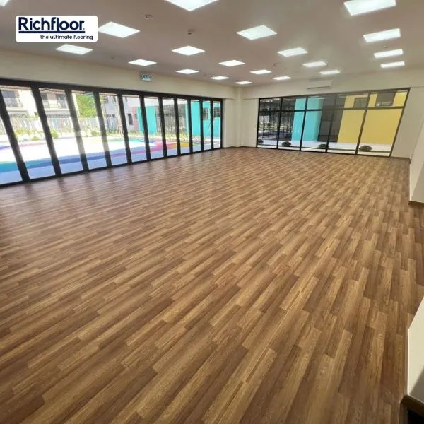 Quy trình thi công sàn thể thao vân gỗ dạng cuộn tại Richfloor