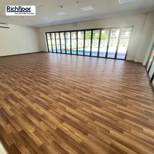 Những lỗi kỹ thuật cần tránh khi lắp đặt sàn thể thao vân gỗ dạng cuộn