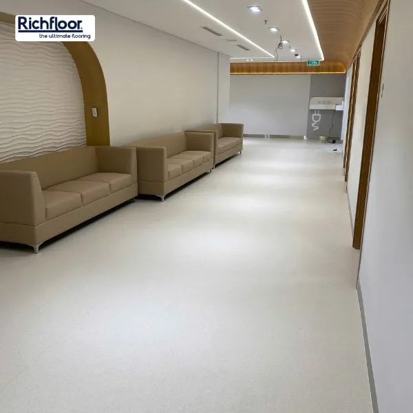 Sàn vinyl kháng khuẩn màu kem được ứng dụng tại bệnh viện, trường học, phòng sạch và văn phòng cao cấp