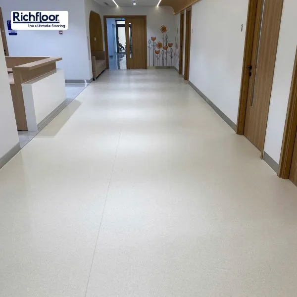 Kiểm tra chứng nhận chất lượng, độ dày, khả năng chống trượt và độ đồng đều màu sắc khi chọn sàn vinyl