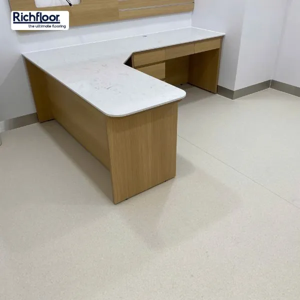 Richfloor cung cấp giải pháp sàn vinyl kháng khuẩn màu kem, tư vấn vật liệu và thi công phù hợp cho công trình